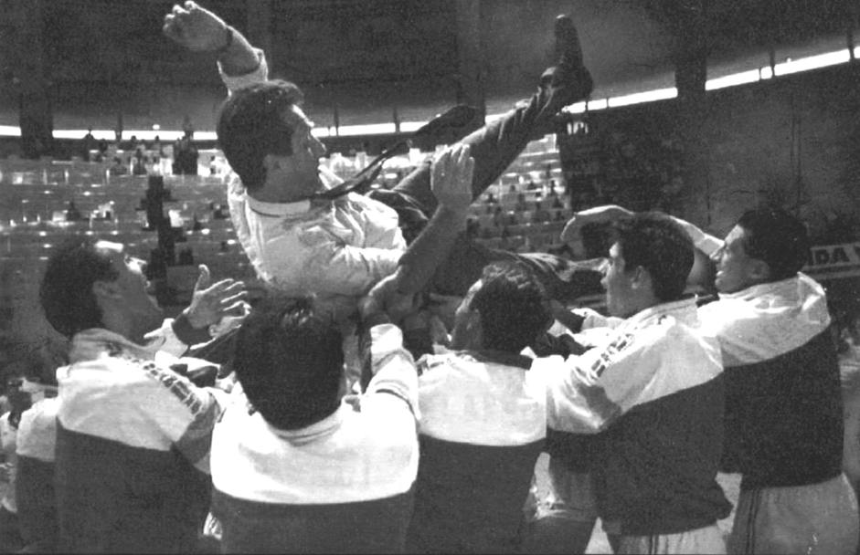 28 ottobre 1990 a Rio de Janeiro: sotto la guida di Julio Velasco l&#39;Italia  per la prima volta campione del Mondo. Il c.t. di La Plata ha allenato sia l&#39;Italia maschile che quella femminile (Afp)